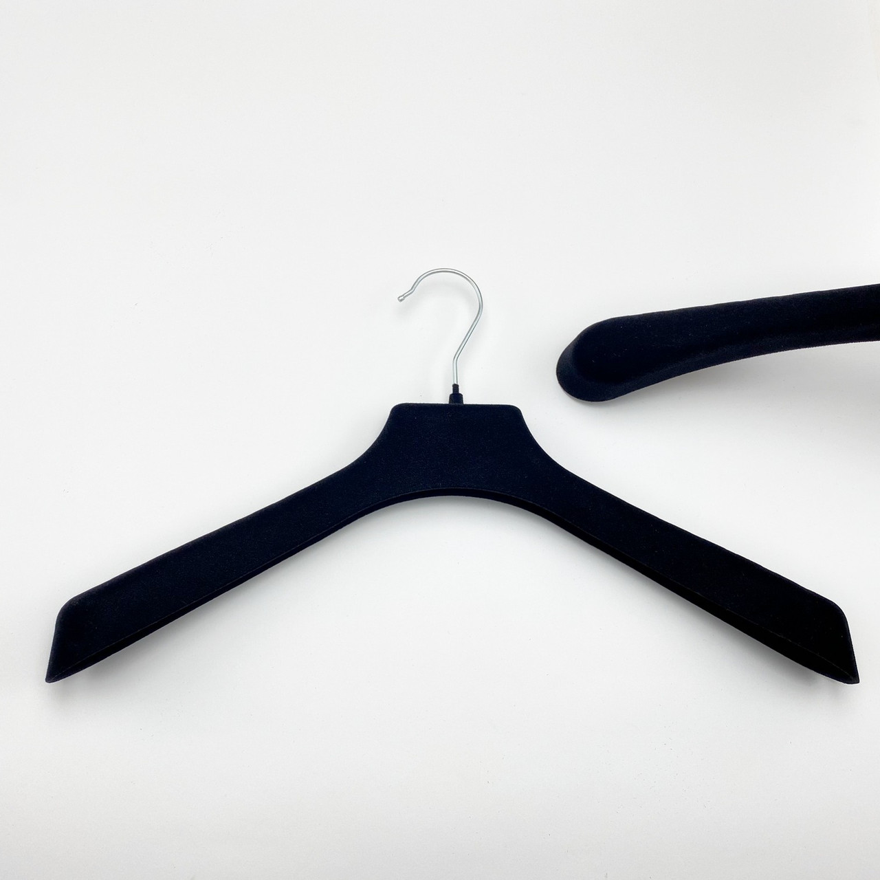 Плічка вішаки для одягу флоковані F-PL42 (оксамитові, велюрові) широкі чорного кольору, довжина 420 мм