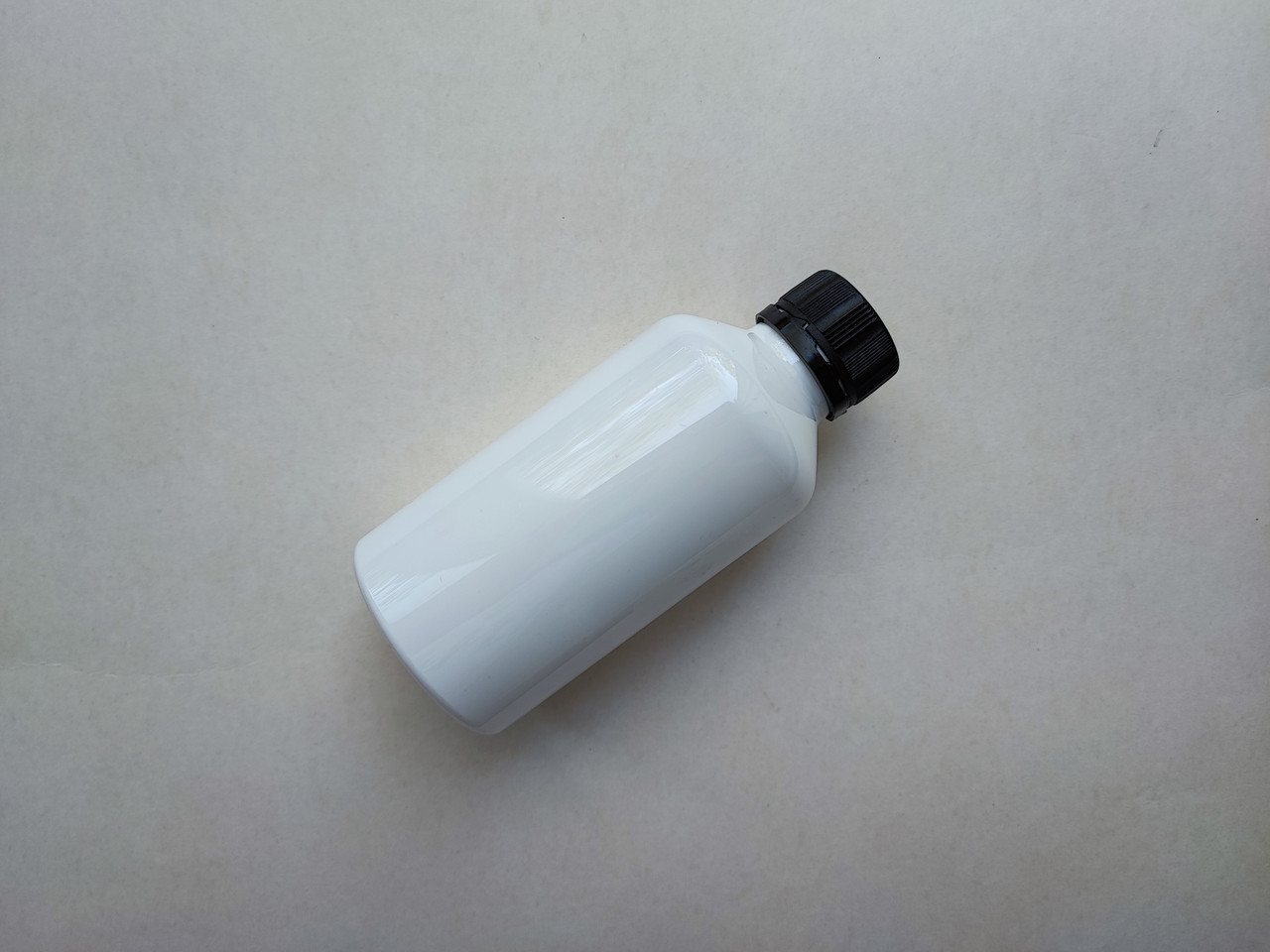 200 - 215 мл білий з чорною кришкою та контрольним кільцем 28/410 Круглий ПЕТ флакон пластиковий, пластмасовий