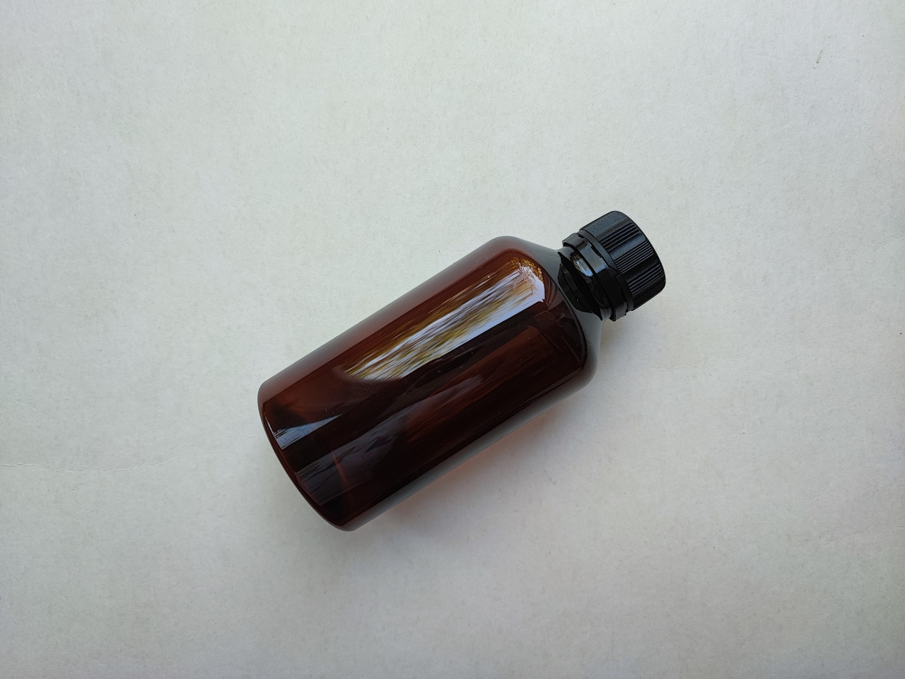 200 - 215 мл коричневий з чорною кришкою та контрольним кільцем 28/410 Круглий ПЕТ флакон пластиковий, пластмасовий