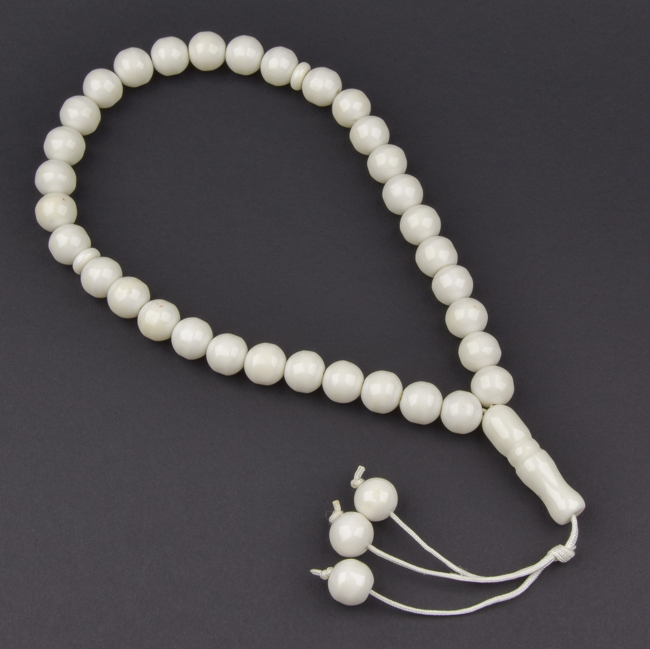 Чітки пластикові з білими намистинами та висувною кількістю намистин 33 штуки довжина 70 см - фото 1 - id-p1940216442