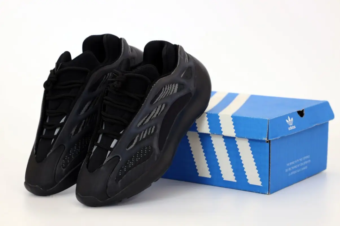 Чоловічі та жіночі кросівки Adidas Yeezy Boost 700 V3 Black чорні Адідас Ізі Буст 700 в3 рефлектив