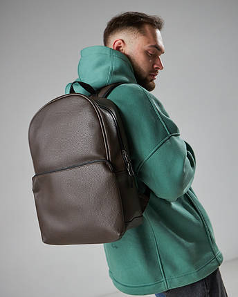 Стильний та зручний рюкзак з екошкіри коричневого кольору із відділенням під ноутбук, фото 2
