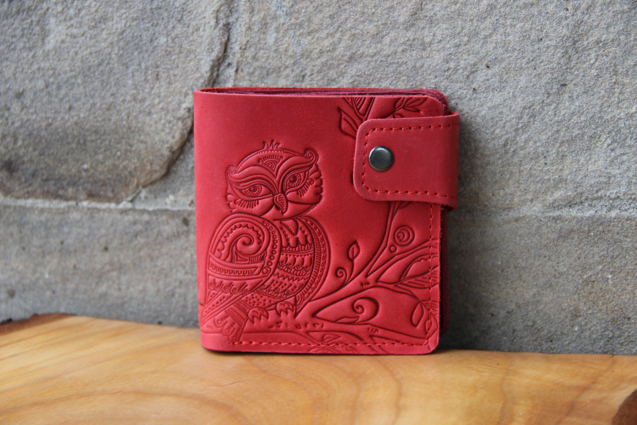 Шкіряний гаманець з тисненим орнаментом "Сова", ручна робота, натуральна шкіра, червоного кольору, 10х11 см, фото 1