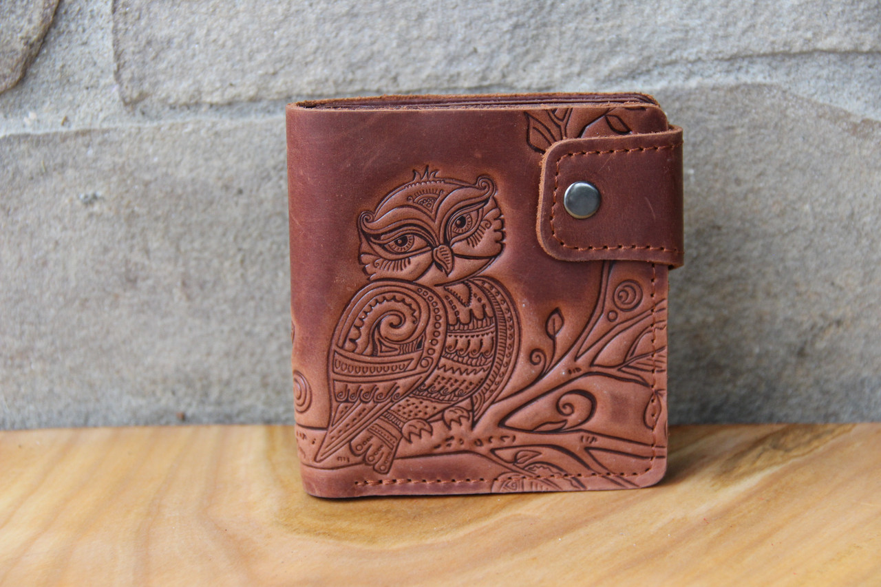 Шкіряний гаманець з тисненим орнаментом "Сова", ручна робота, натуральна шкіра, коричневого кольору, 10х11 см, фото 1