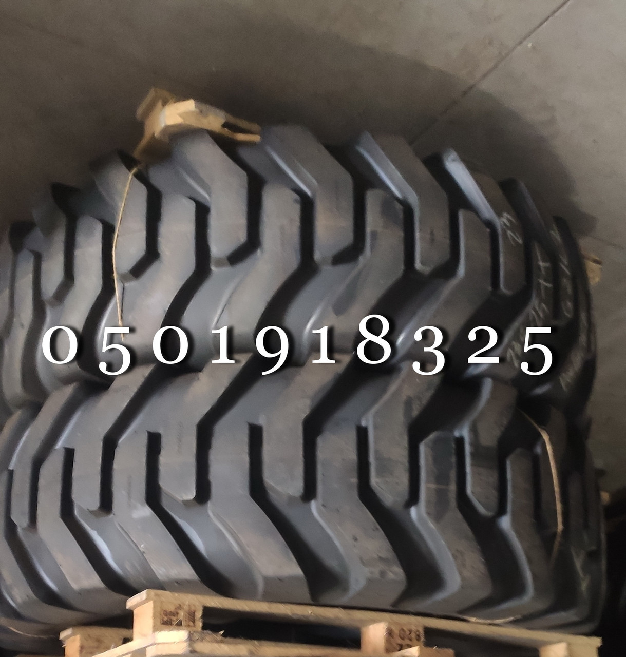 Шина 23.5-25 Rockbuster для фронтального навантажувача JCB, CAT, SEM, XCMG, Volvo, Foton