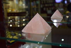 Піраміда рожевий кварц