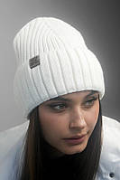 Женская молодежная стильная белая шапка с нашивкой