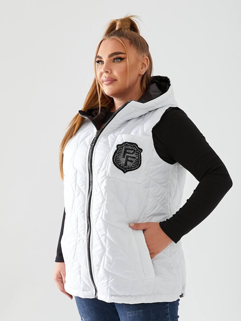 Жіноча стьобана жилетка безрукавка з капюшоном, утеплена синтепоном, декор з камінців, батал великі розміри, фото 1