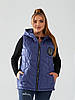 Жіноча стьобана жилетка безрукавка з капюшоном, утеплена синтепоном, декор з камінців, батал великі розміри, фото 7