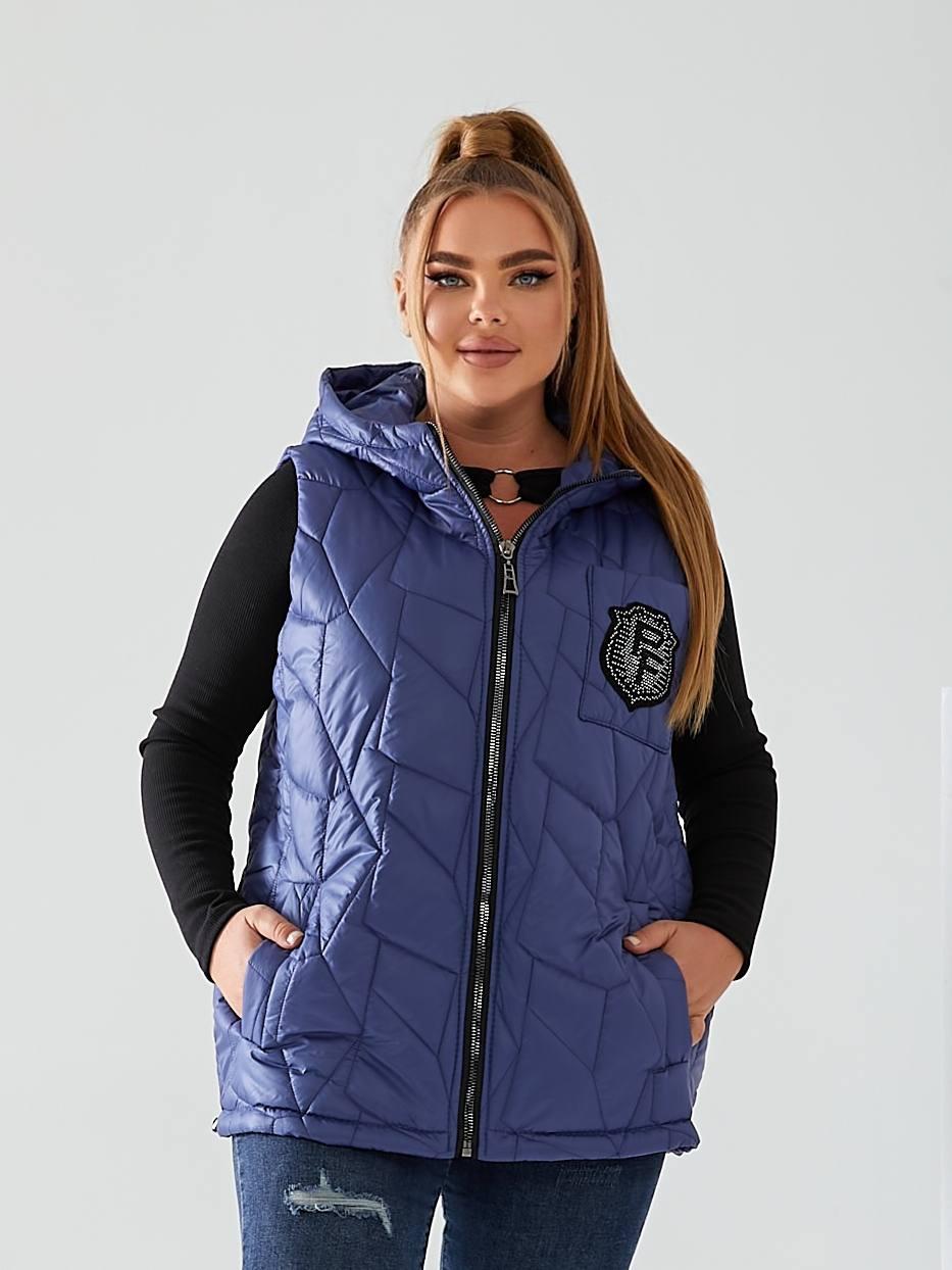 Жіноча стьобана жилетка безрукавка з капюшоном, утеплена синтепоном, декор з камінців, батал великі розміри, фото 1