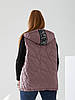 Жіноча стьобана жилетка безрукавка з капюшоном, утеплена синтепоном, декор з камінців, батал великі розміри, фото 2