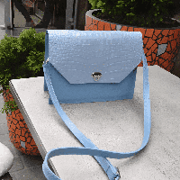 Шкіряна блакитна жіноча сумка. Блакитна жіноча сумка через плече.