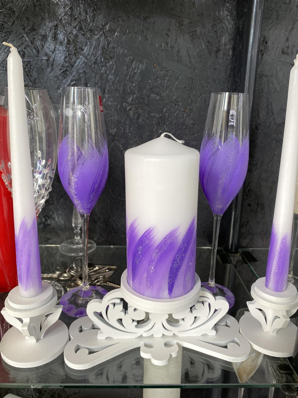Набір весільні келихи та свічки у фіолетовому кольорі та свічник.