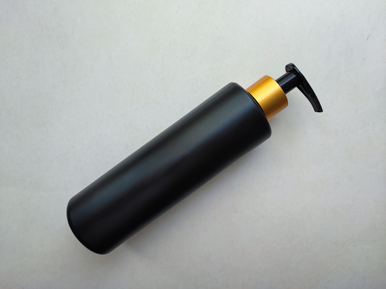 250 мл/24мм Поліетилен, HDPE чорний ЦИЛІНДР з золотим дозатором для мила 24мм, антисептика кругла пляшка, флакон, ємність