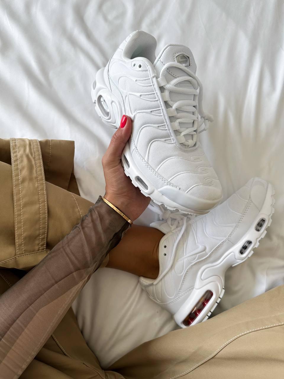 Air max tn store triple white