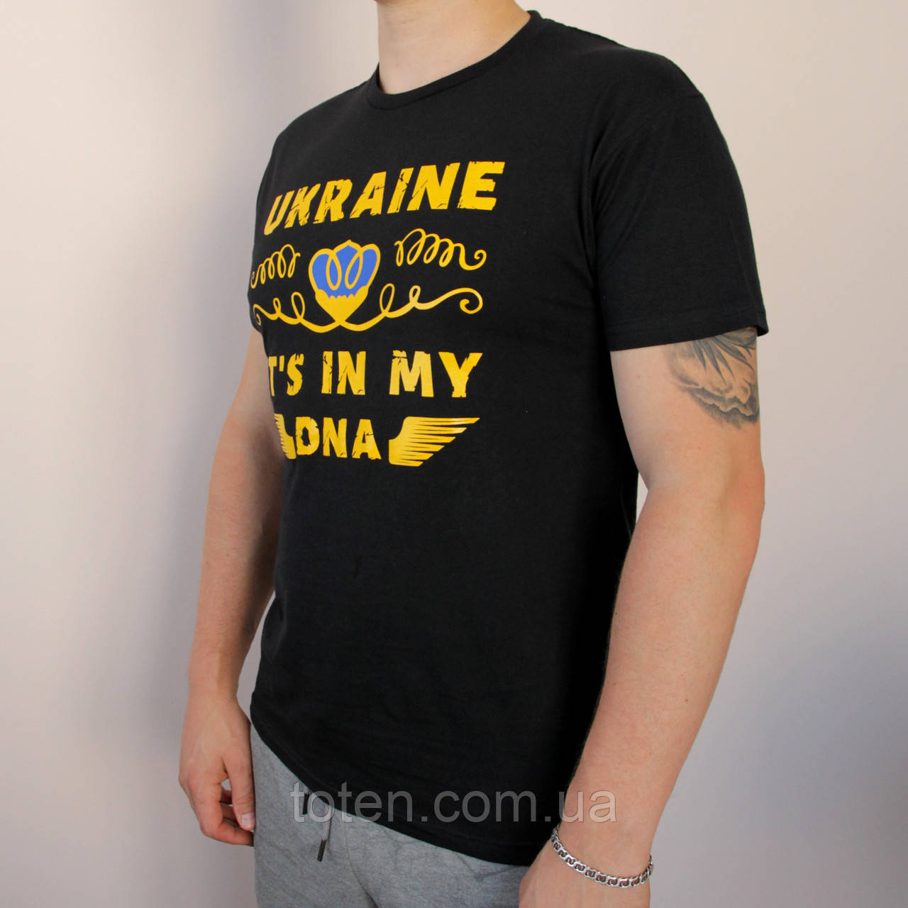 Футболка Ukraine it's in my DNA чорна з прапором України (XS) чоловіча на літо топ