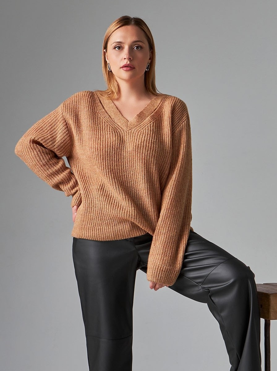 Легкий в'язаний светр з планкою кольору кемел. Модель 2522 Trikobakh