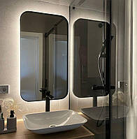 Прямоугольное зеркало с закругленными краями в металлической раме с подсветкой 100х60 см