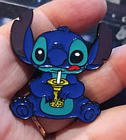 Брошка брошь пин значок металл STITCH стич пьет лимонад пришелец инопланетянин монстр 3.5 см