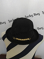 Шляпка цвет черный украшена ремешком и золотистой цепочкой с бусинами.
