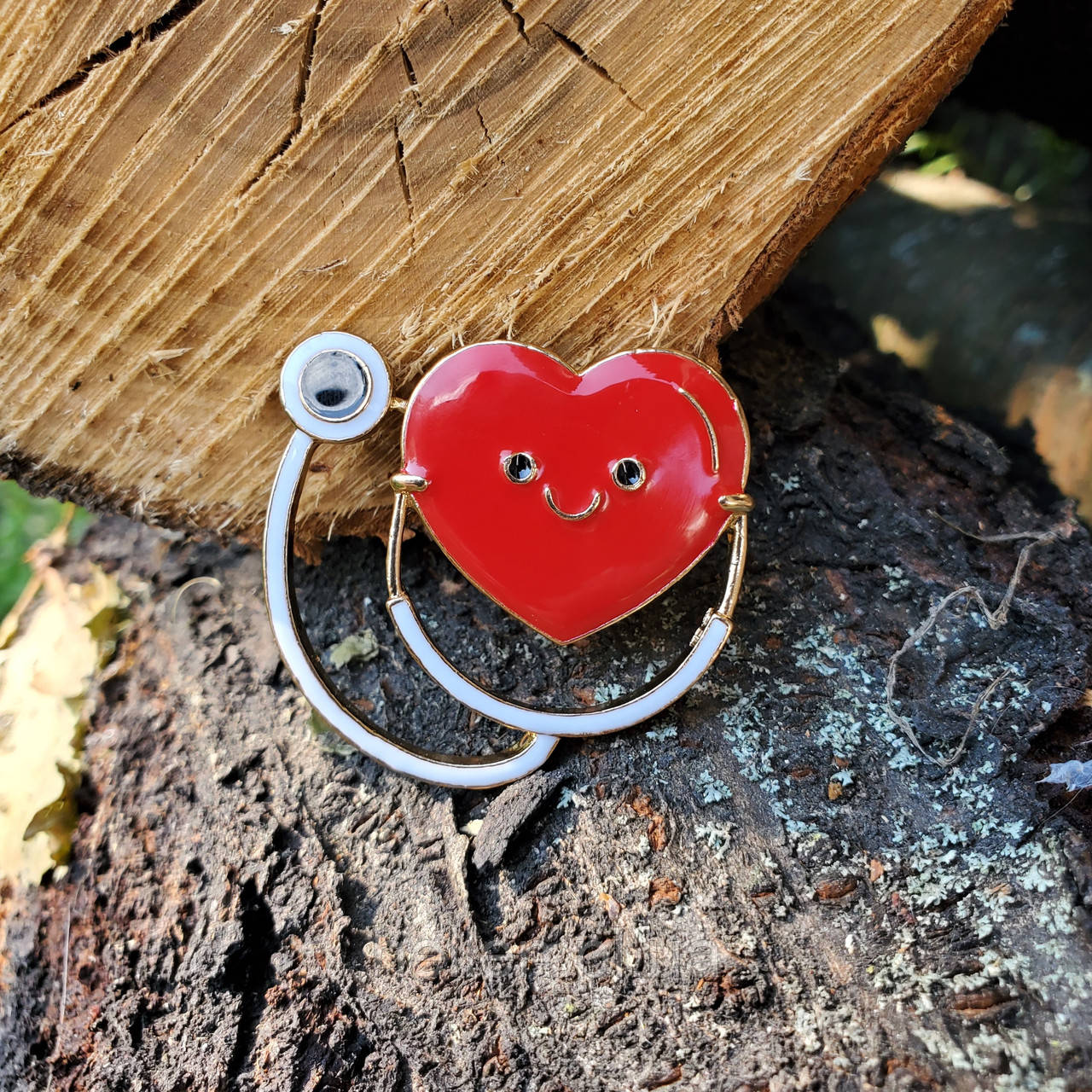Медична брошка "Серце - смайлик  "