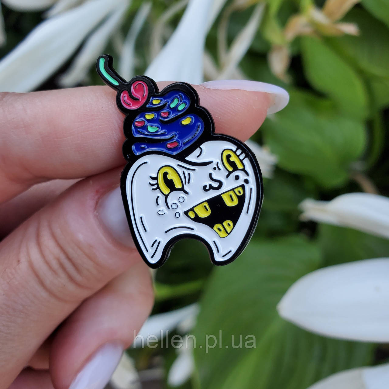 Брошка на медичну тематику "Зуб з тістечком"