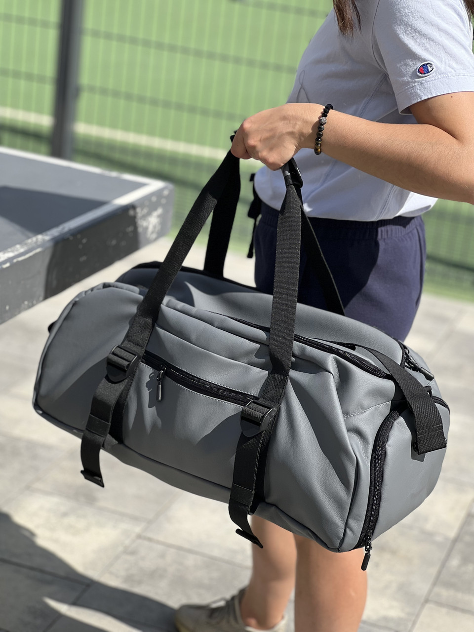 Жіноча спортивна сумка через плече на 30л в сірому кольорі