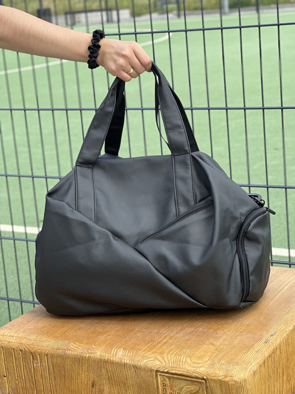 Жіноча чорна спортивна сумка на 30L з відділом для взуття