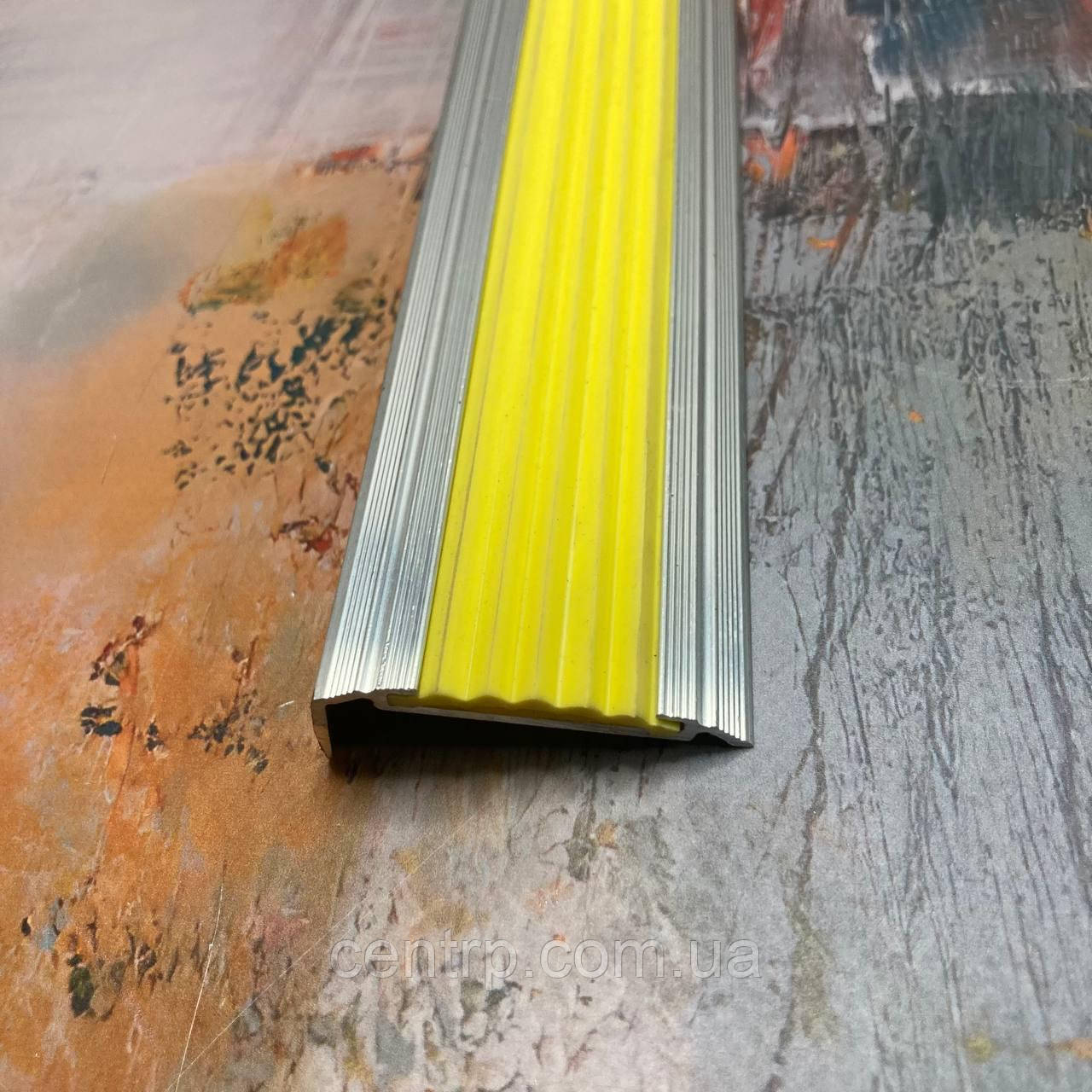Кутовий антиковзний поріг 48 мм*18 мм, з однією гумовою вставкою жовтого кольору УЛ 151 2,0 м., фото 1