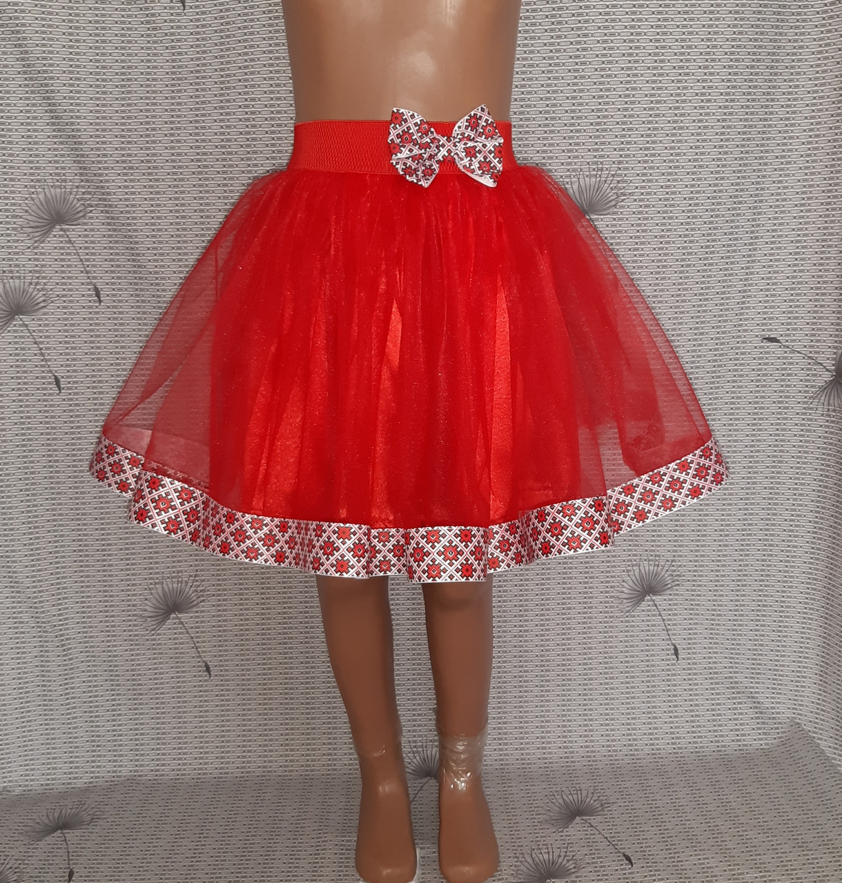 Дитяча спідничка з фатину з широкою стрічкою з червоним орнаментом, розмір 104