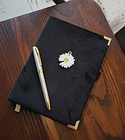 Бархатний щоденник 2023 датований чорний з ромашкою