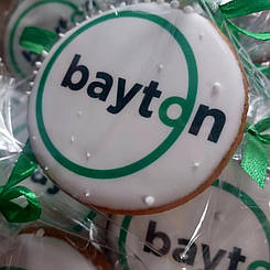 Пряники з логотипом bayton, корпоративні пряники, корпоративні замовлення