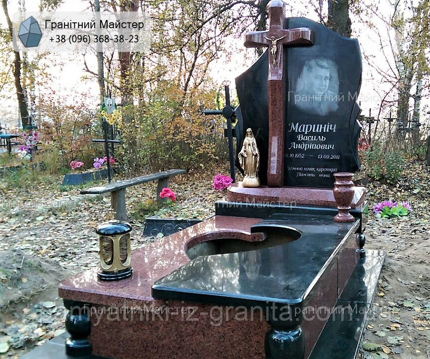 Незвичайний пам'ятник з чорного та червоного граніту з портретом чоловіка № 169