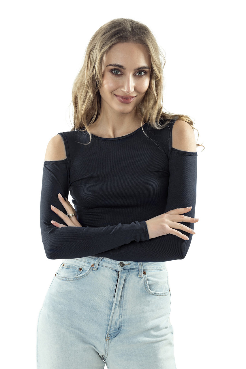 Трикотажна однотонна блуза в рубчик з відкритими плечима чорного кольору. Модель Liv Eldar