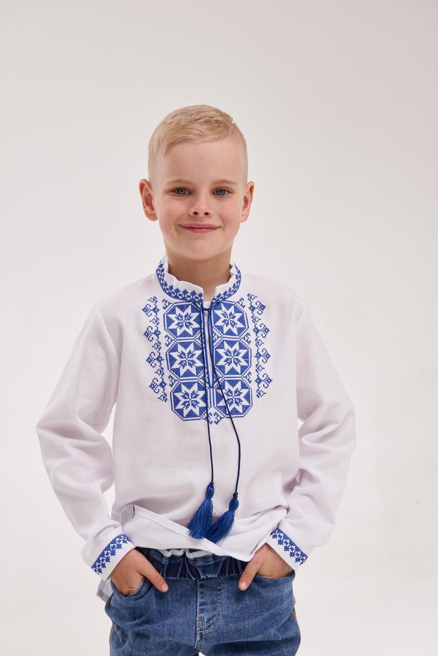 Біла вишиванка з довгим рукавом на хлопчика з синьою вишивкою