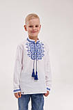 Біла вишиванка з довгим рукавом на хлопчика з синьою вишивкою, фото 2