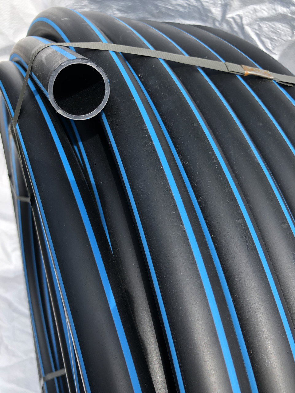 Труба поліетиленова 32 мм *2,0 мм чорна з синьою смугою 6 атм 100 метрів у бухті