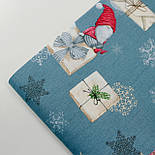 Тканина новорічна "Гноми з новорічними подарунками" на тлі джинсового №2130, фото 8