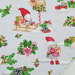 Тканина новорічна "Гноми на санях з подарунками" на світло-сірому тлі №2122