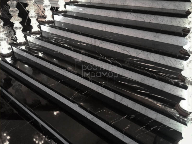 Виготовлення сходів з мармуру Nero Marquino та  Bianco Carrara