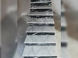 Сходи з мармуру Bianco Carrara та Nero Marquino