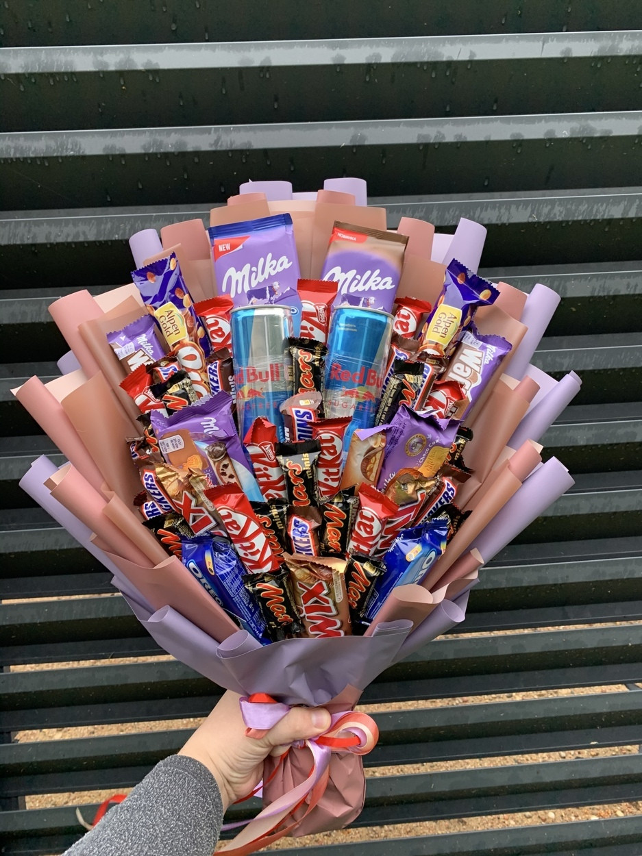 Чоловічий букет з шоколадок Milka, шоколадних батончиків і напою Red Bull оригінальний подарунок, фіолетовий