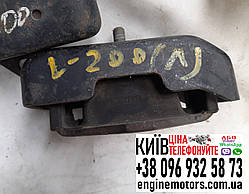 Подушка двигуна ліва права Mitsubishi L200 MR992670