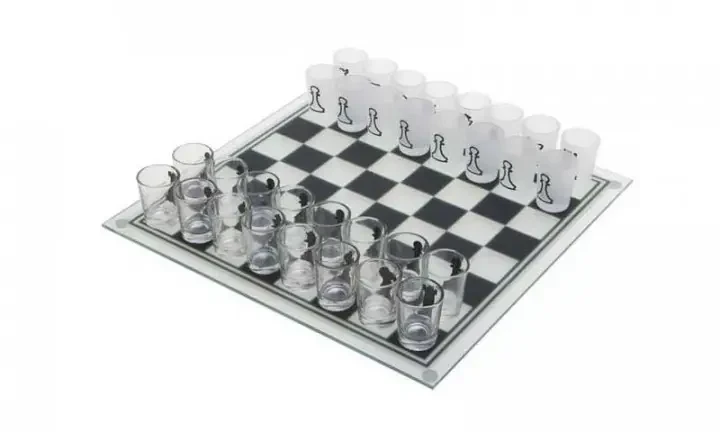 Интересная настольная алко игра для компании с рюмками, прикольные пьяные шашки, шахматы на подарок - фото 1 - id-p1944488438
