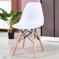 Пластиковий маленький білий кухонний обідній стілець на кухню з дерев'яними ніжками в скандинавському стилі Смайл