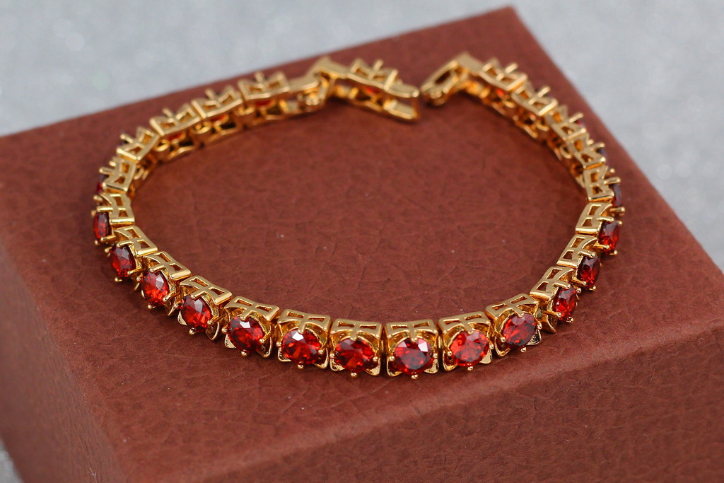 Браслет Xuping Jewelry з червоними каменями в квадратній оправі по всій довжині 19 см 6 мм золотистий