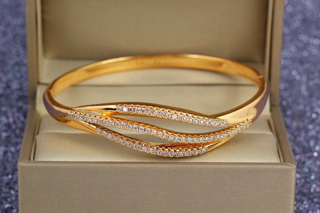 Браслет бэнгл Xuping Jewelry потрійна хвиля з фіанітів 60 мм 4 мм на руку від 17 см до 19 см золотистий