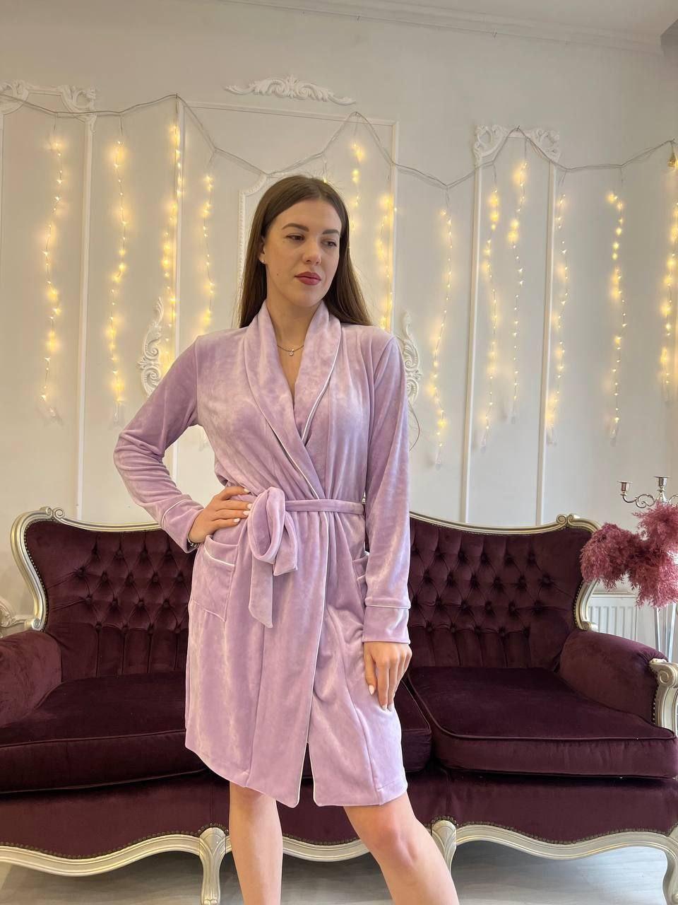 Короткий жіночий домашній оксамитовий халат із заходом фіалкового кольору тканина оксамит плюш на бавовняній основі, фото 1