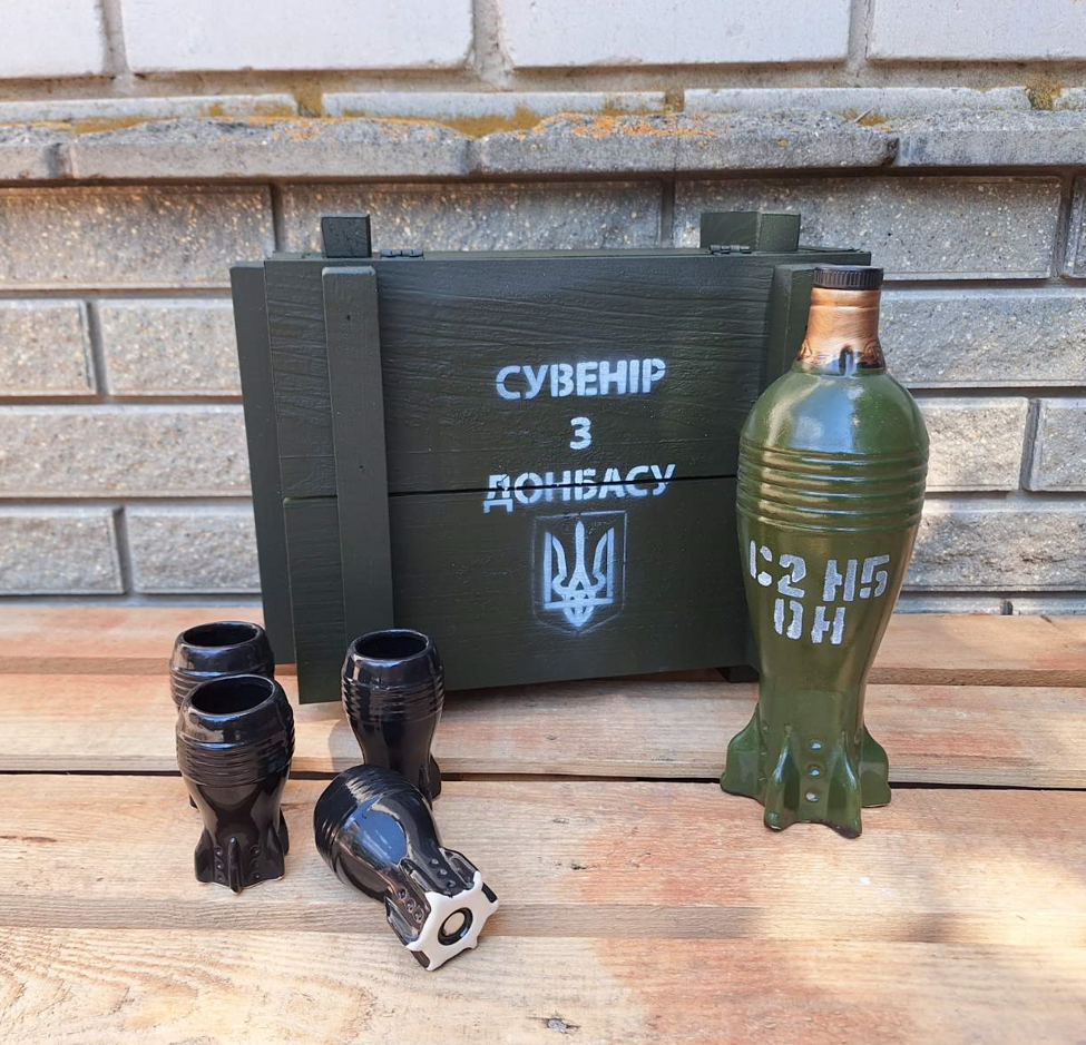 Сувенір із Донбасу. Пляшка міна з чарками в дерев'яному ящику. Подарунковий набір для чоловіка, фото 1
