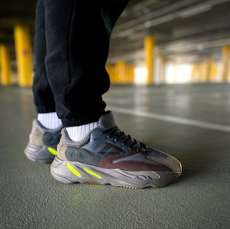 Чоловічі кросівки Adidas Yeezy Boost 700 Mauve Runner man Взуття Адідас Ізі Буст 700 стильні осінні